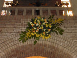 Een prachtig bloemstuk hangt aan de balustrade